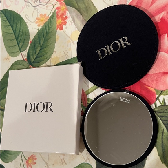 NIB Dior mirror with the original protective film Includes the Dior pocket case - Picture 4 of 6